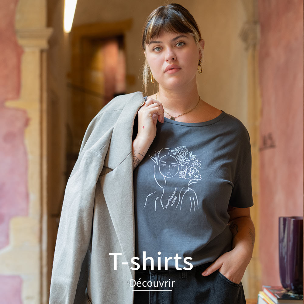 Nos t-shirts femme en coton bio, sérigraphiés à Lyon. Des messages engagés autour de femmes fortes et inspirantes, pour des pièces qui vous redonnent de la force.