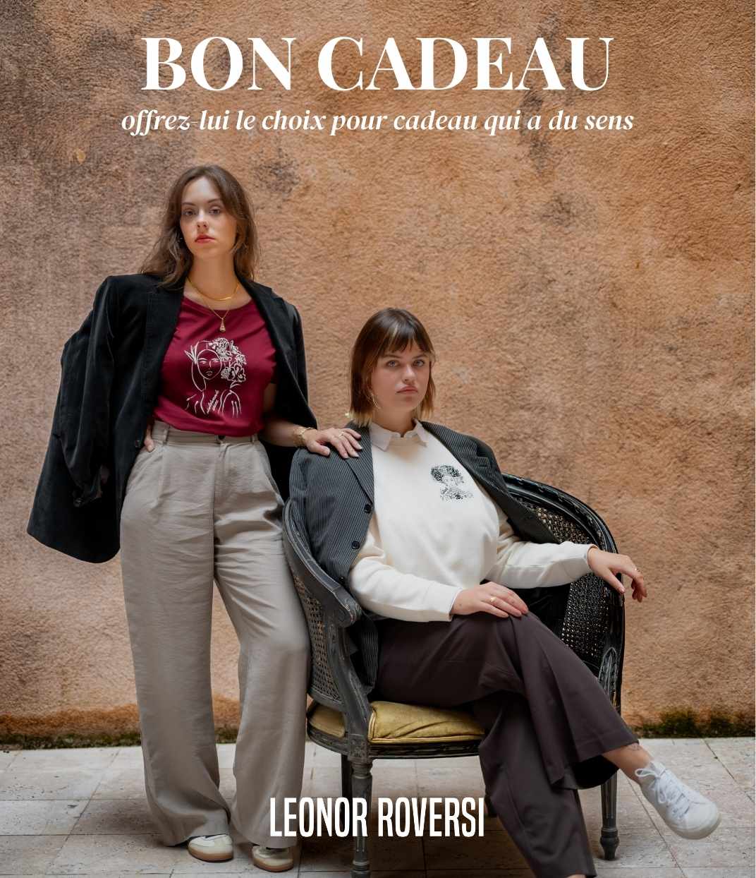 Sur l’image, on voit deux mannequins portant des vêtements de la marque Léonor Roversi.
La première, à gauche, est debout. Elle porte un t-shirt bordeaux Unica. La seconde, à droite, est assise. Elle porte un t-shirt blanc Valiete