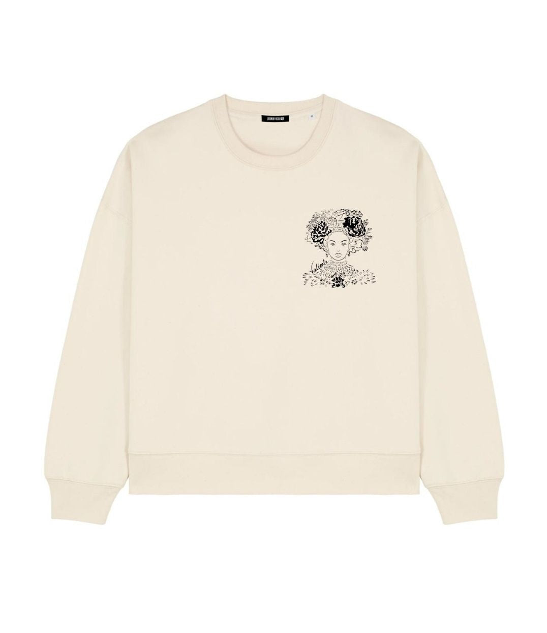 Mock-up d'un sweat femme écru en coton biologique, imprimé noir d'une femme forte avec des fleurs dans les cheveux représentant la première reine nigériane accompagnée de l'inscription  "Valiente" sur le côté. Modèle Valiente, conçu et imprimé à Lyon par la marque éthique Leonor Roversi.