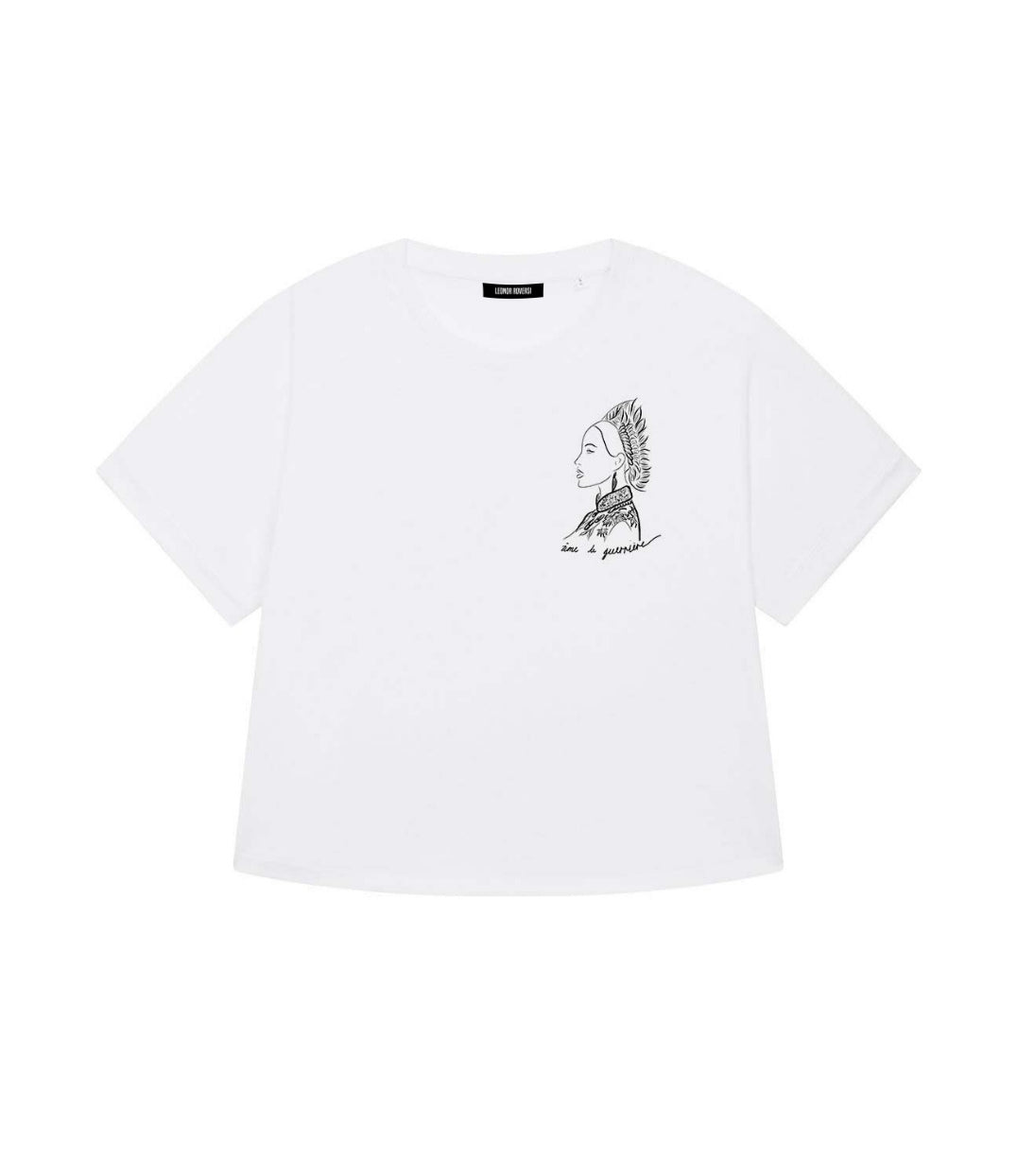 Mock-up d'un t-shirt ample en coton bio blanc. Le vêtement présente un imprimé noir représentant une guerrière et une divinité japonaise, accompagnée de l’inscription « âme d'une guerrière ». Modèle Benten, conçu et imprimé à Lyon par la marque éthique Leonor Roversi.