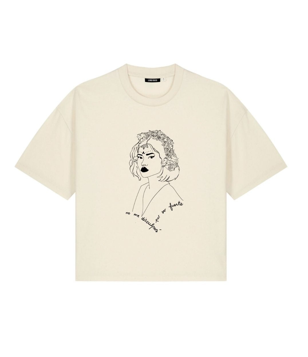 Mock-up d'un t-shirt femme en coton bio écru avec un imprimé noir à l'avant représentant une femme forte inspirée d’une reine d’Amérique latine, accompagné de l’inscription “No me disculparé por ser fuerte”. Modèle Lupita, conçu et imprimé à Lyon par la marque éthique Leonor Roversi.