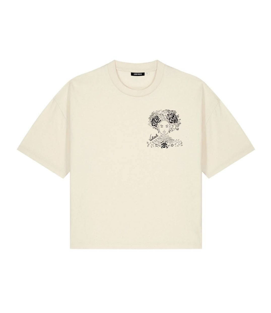 Mock-up d'un t-shirt femme écru en coton biologique, imprimé noir d'une femme forte avec des fleurs dans les cheveux représentant la première reine nigériane accompagnée de l'inscription "Valiente" sur le côté. Modèle Valiente, conçu et imprimé à Lyon par la marque éthique Leonor Roversi.