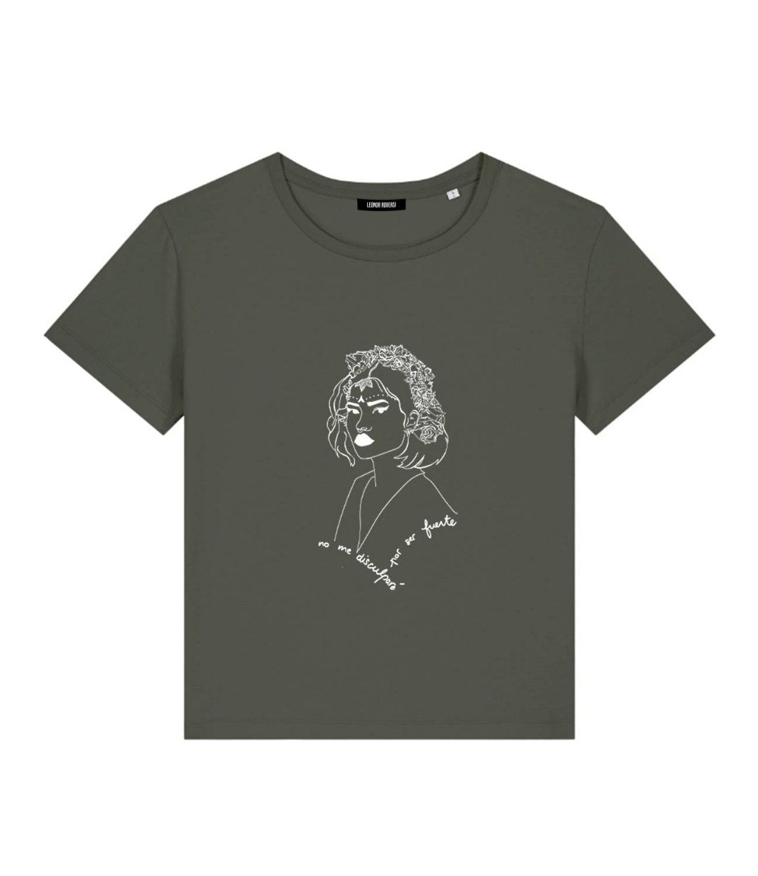 Mock-up d'un t-shirt femme en coton bio kaki avec un imprimé blanc à l'avant représentant une femme forte inspirée d’une reine d’Amérique latine, accompagné de l’inscription “No me disculparé por ser fuerte”. Modèle Lupita, conçu et imprimé à Lyon par la marque éthique Leonor Roversi.