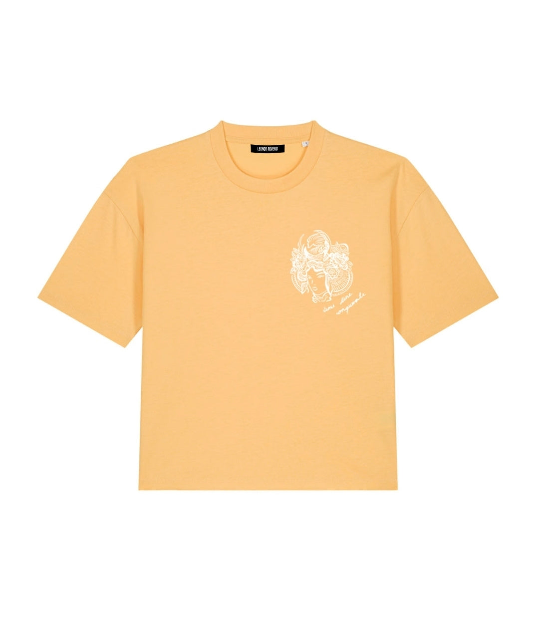 Mock-up d'un t-shirt pour femme en coton bio melon. Il présente un imprimé blanc représentant une figure de samouraï couronnée de fleurs, accompagné de l’inscription « âme d’une conquérante ». Modèle Gozen, conçu et imprimé à Lyon par la marque éthique Leonor Roversi.