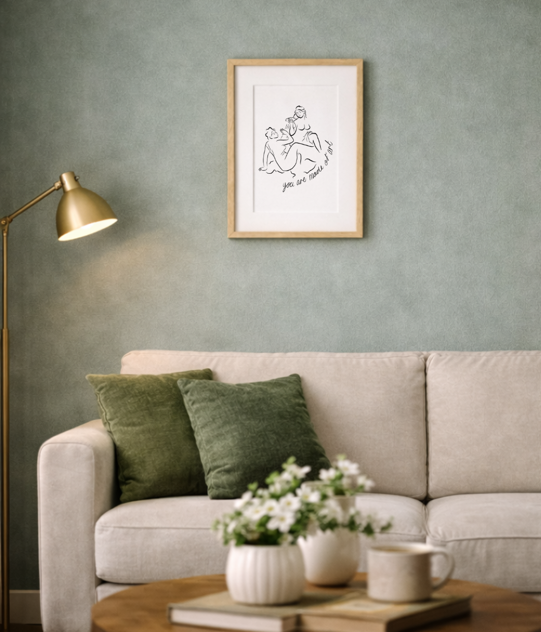 On voit ici une affiche de la marque Leonor Roversi, mise en situation dans un intérieur chaleureux. Cette scène illustre l’univers de la marque, engagée et éco-responsable, et montre comment ses créations s’intègrent naturellement dans un décor du quotidien.