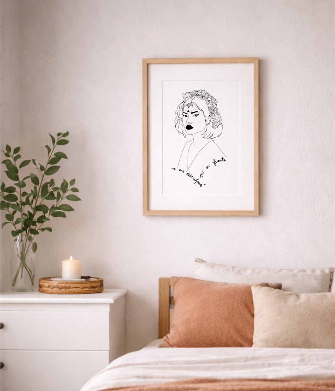 On voit ici une affiche de la marque Leonor Roversi, mise en situation dans un intérieur chaleureux. Cette scène illustre l’univers de la marque, engagée et éco-responsable, et montre comment ses créations s’intègrent naturellement dans un décor du quotidien.