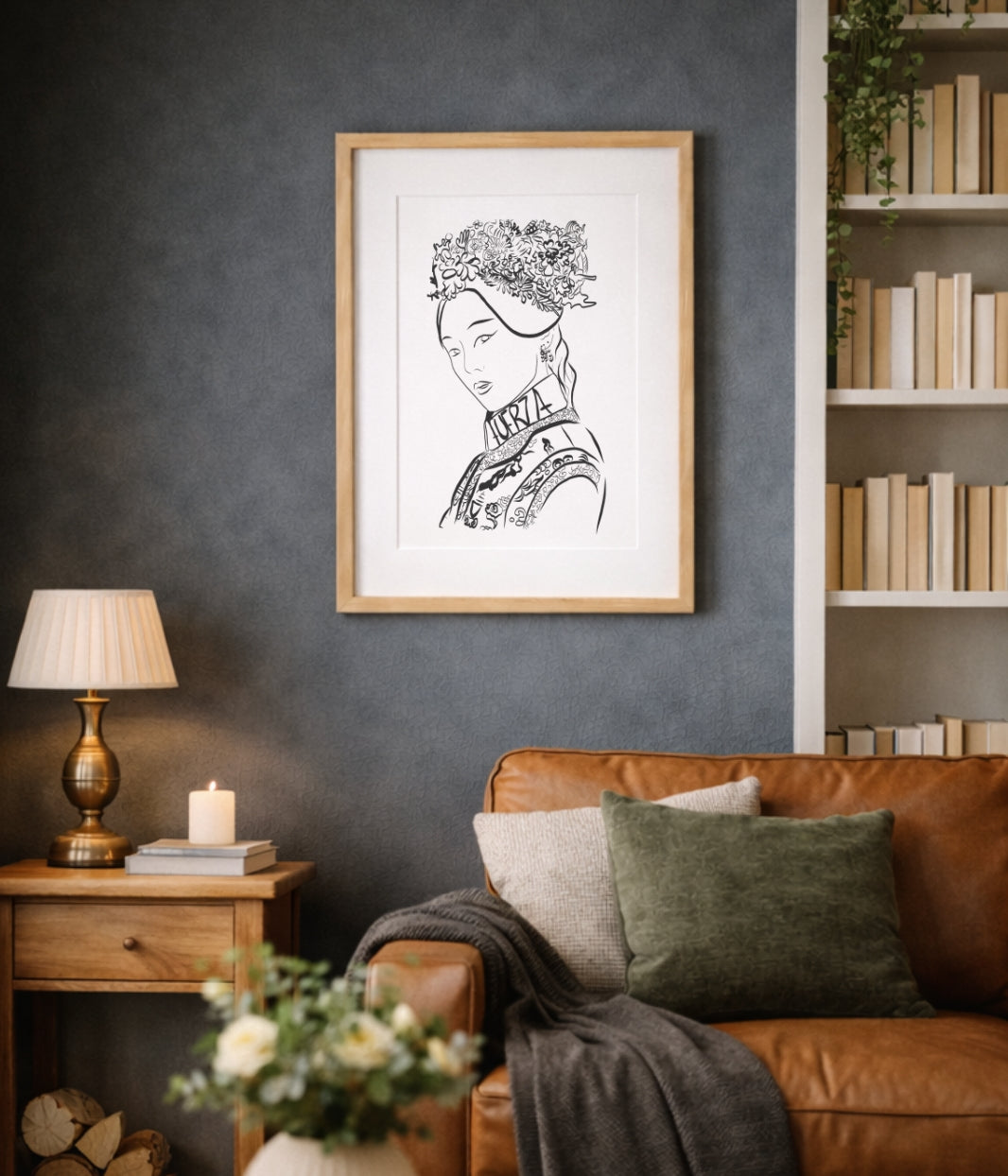 On voit ici une affiche de la marque Leonor Roversi, mise en situation dans un intérieur chaleureux. Cette scène illustre l’univers de la marque, engagée et éco-responsable, et montre comment ses créations s’intègrent naturellement dans un décor du quotidien.