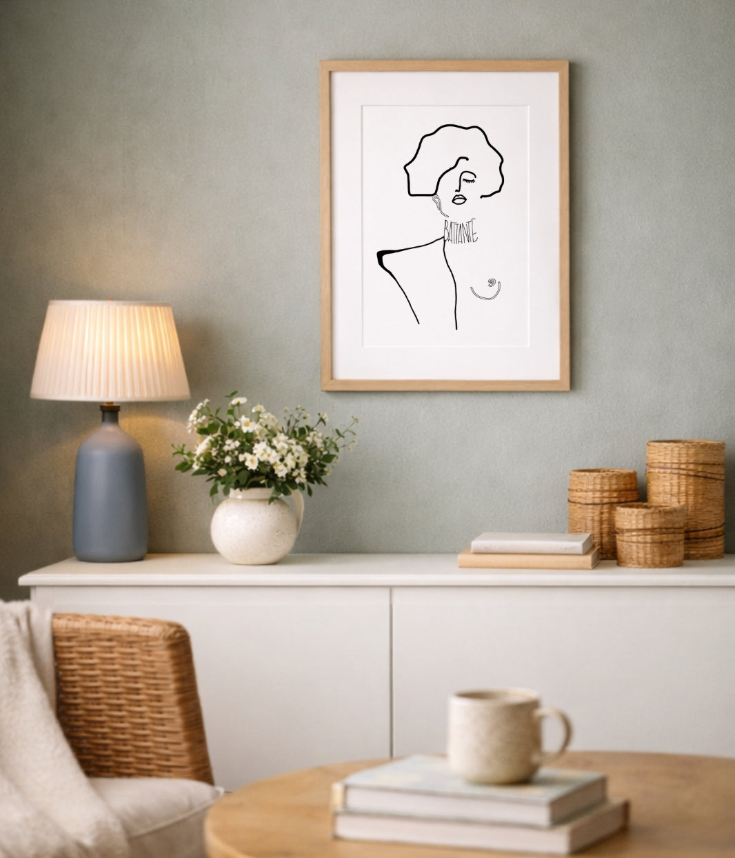 On voit ici une affiche de la marque Leonor Roversi, mise en situation dans un intérieur chaleureux. Cette scène illustre l’univers de la marque, engagée et éco-responsable, et montre comment ses créations s’intègrent naturellement dans un décor du quotidien.