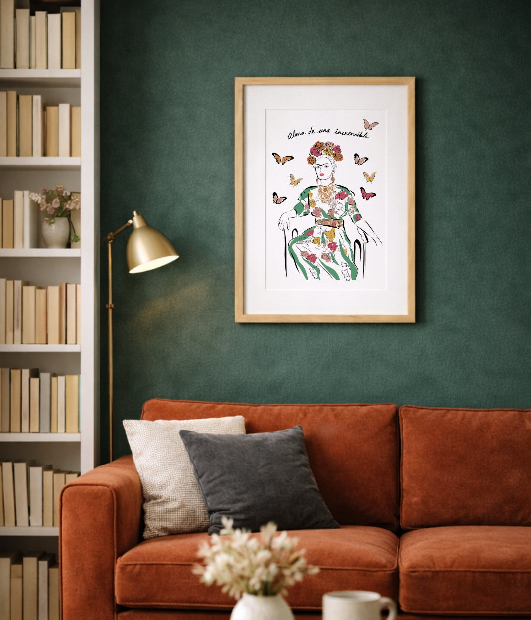 On voit ici une affiche de la marque Leonor Roversi, mise en situation dans un intérieur chaleureux. Cette scène illustre l’univers de la marque, engagée et éco-responsable, et montre comment ses créations s’intègrent naturellement dans un décor du quotidien.