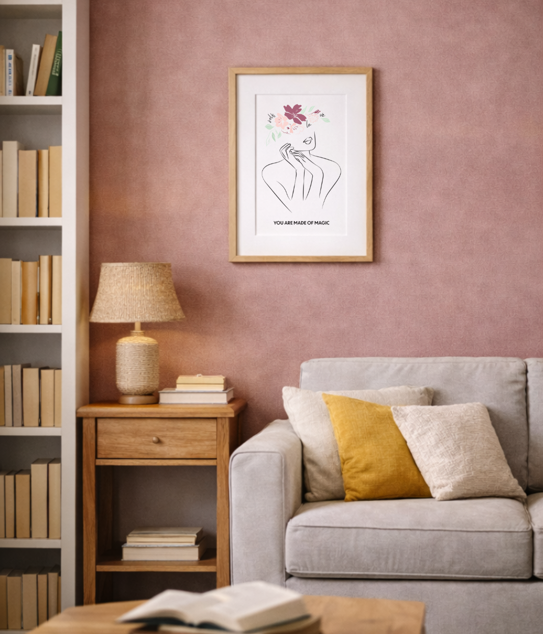On voit ici une affiche de la marque Leonor Roversi, mise en situation dans un intérieur chaleureux. Cette scène illustre l’univers de la marque, engagée et éco-responsable, et montre comment ses créations s’intègrent naturellement dans un décor du quotidien.