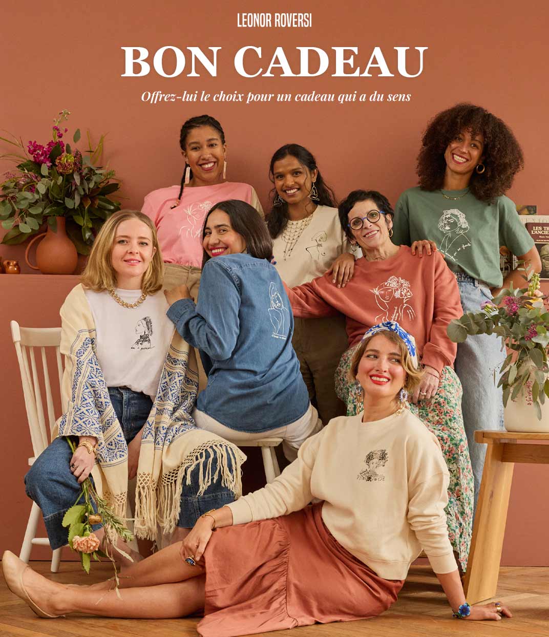 Visuel d’un bon cadeau de la marque éthique Leonor Roversi. Groupe de femmes souriantes portant des vêtements colorés en coton bio, imprimés à Lyon. Message : "Offrez-lui le choix pour un cadeau qui a du sens".