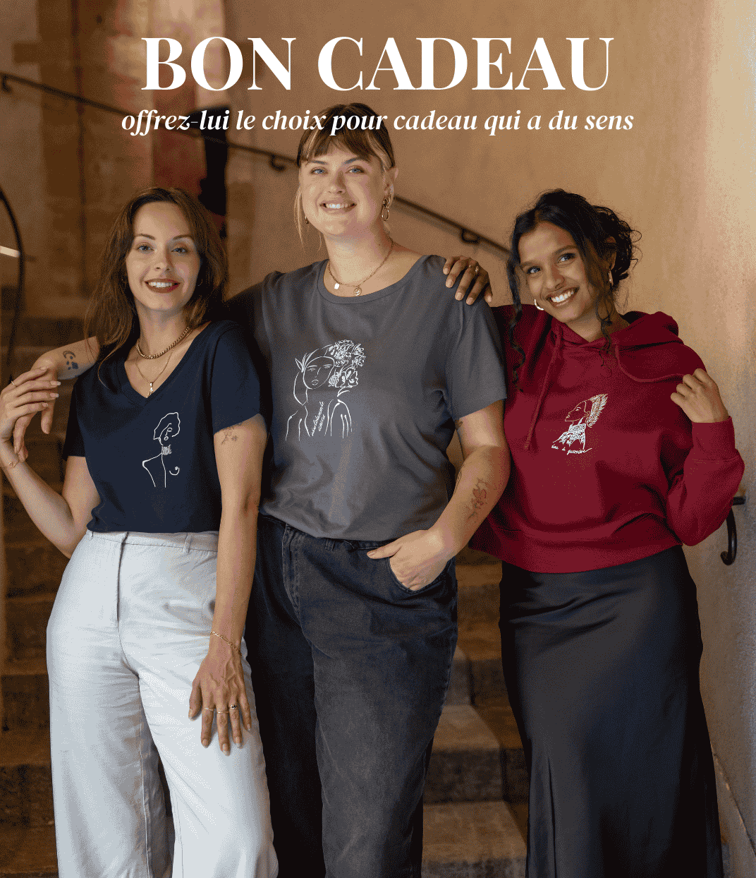 On voit 3 mannequins qui portent du Leonor Roveri. La première a un tee-shirt Klimt col V bleu. La deuxième a un tee-shirt unica gris. Et la dernière porte un hoodie benten bordeaux.