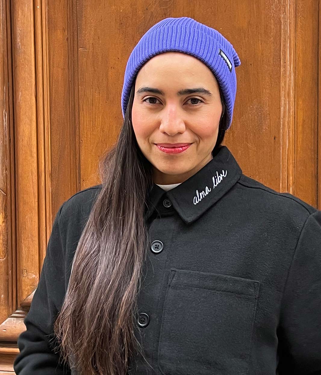 Personne portant un bonnet éthique en coton biologique certifié GOTS et FairWear, bonnet doux et tendance pour l’automne et l’hiver, bord pliable, taille unique, plusieurs coloris disponibles.