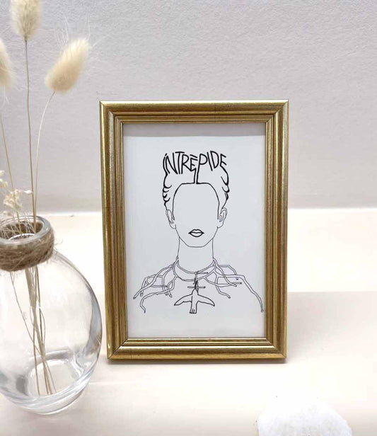 Carte postale illustrée d'une représentation de Frida Kahlo accompagnée de l'inscription "Intrépide". Modèle Intrépide, conçu et imprimé à Lyon par la marque éthique Leonor Roversi.
