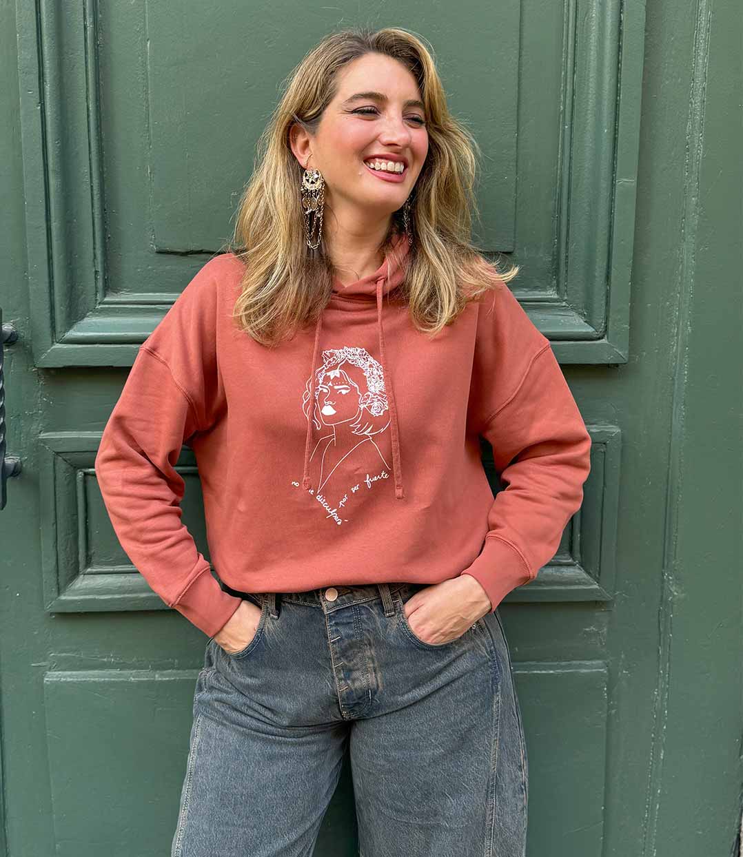 femme portant le hoodie à capuche couleur terra cotta de la marque lyonnaise leonor roversi
