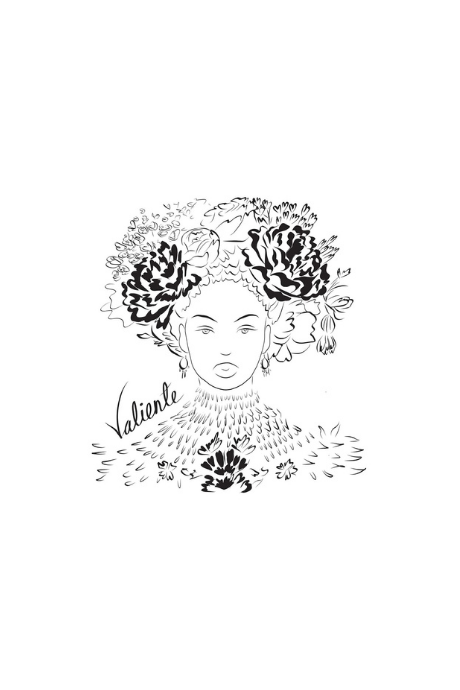Illustration d'une femme forte avec des fleurs dans les cheveux représentant la première reine nigériane accompagnée de l'inscription "Valiente" sur le côté. Modèle Valiente, conçu à Lyon par la marque éthique Leonor Roversi.