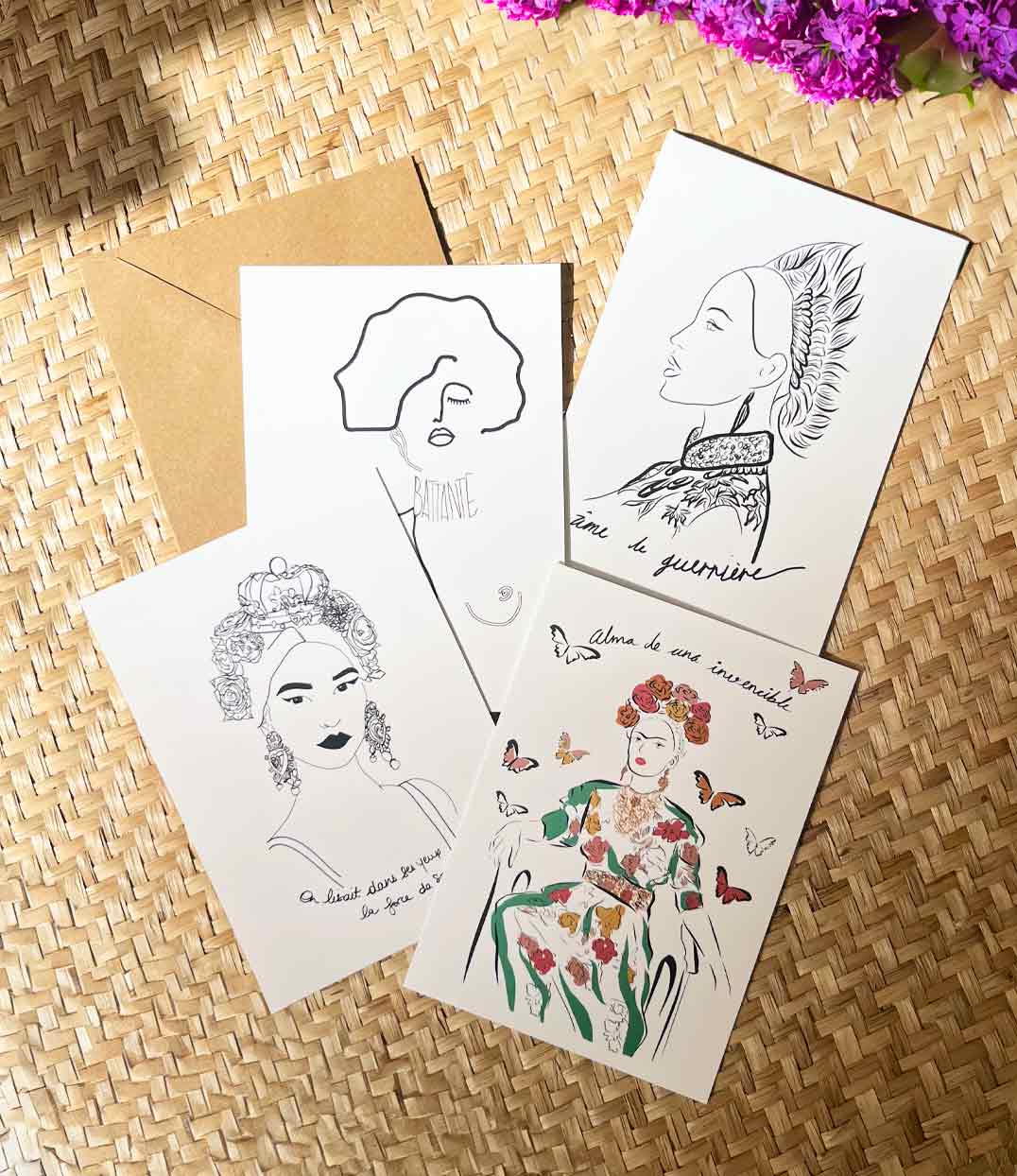 Pack de quatre cartes postales illustrées représentant des femmes puissantes et engagées avec les visuels “Battante”, “Âme de guerrière”, “Frida” et “Alma de una invensible”, sur un fond naturel en fibres tressées accompagnées d'une enveloppe kraft. Modèles Esperanza, Klimt, Benten, Invincible, conçu et imprimé à Lyon par la marque éthique Leonor Roversi.