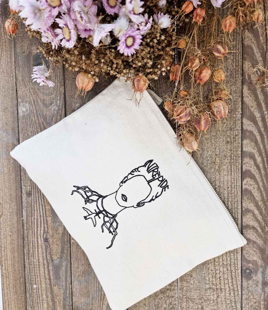 Pochette en coton bio couleur écru, imprimé noir d'une représentation de Frida Kahlo accompagnée de l'inscription "Intrépide". Modèle Intrépide, conçu et imprimé à Lyon par la marque éthique Leonor Roversi.