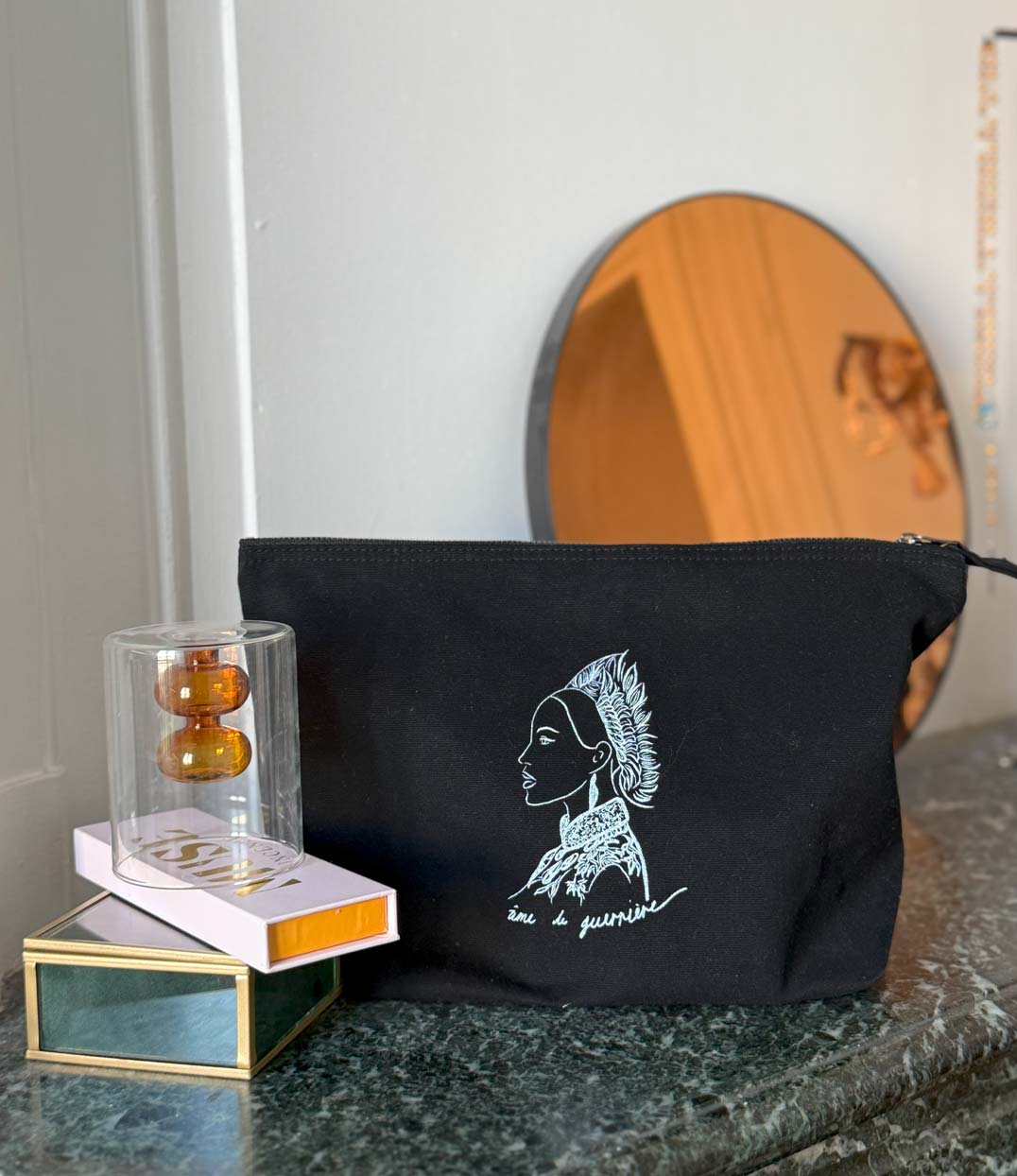 Pochette noire en coton bio avec un imprimé blanc représentant une guerrière japonaise accompagnée de l'inscription "âme de guerrière". Modèle Benten, conçu et imprimé à Lyon par la marque Leonor Roversi.