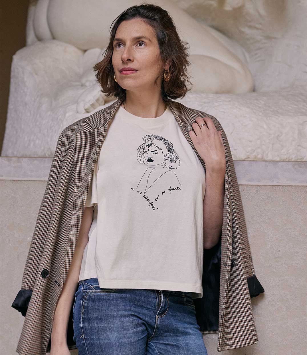 femme portant le t-shirt écru lupita de la marque leonor roversi