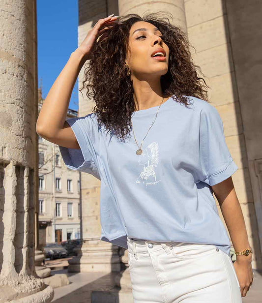 T-shirt femme en coton bio bleu avec un imprimé blanc d'une guerrière japonaise accompagné de l'inscription "Âme de guerrière". Modèle Benten, imprimé à Lyon par la marque éthique Leonor Roversi.