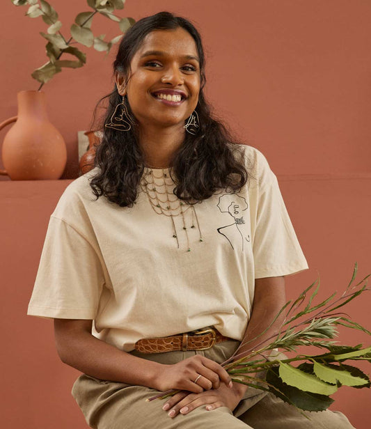 T-shirt femme en coton bio, imprimé noir représentant une femme qui a sauvé son village des flammes avec l'inscription "Battante". Modèle Klimt, conçu et imprimé à Lyon par la marque éthique Leonor Roversi.
