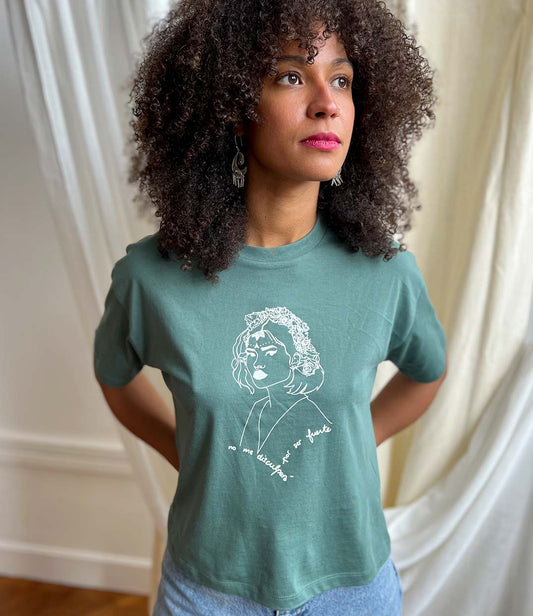 T-shirt femme en coton bio vert aloe avec un imprimé blanc représentant une femme forte inspirée d’une reine d’Amérique latine, accompagné de l’inscription “No me disculparé por ser fuerte”. Modèle Lupita, conçu et imprimé à Lyon par la marque éthique Leonor Roversi.