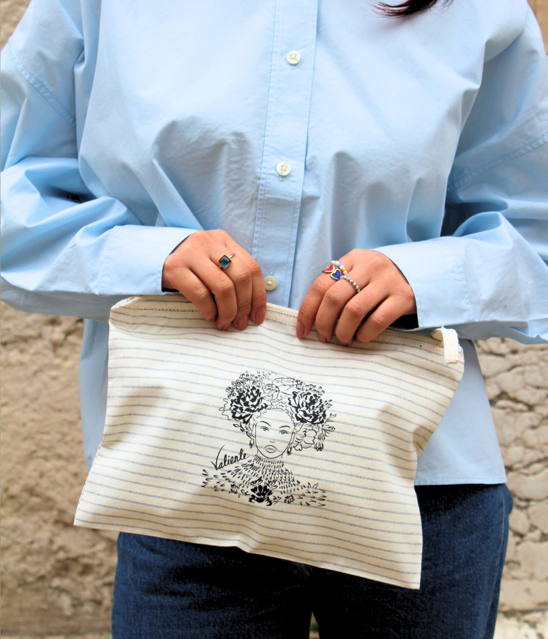 Moyenne Pochette Valiente écru à rayures grises, coton bio - Leonor Roversi