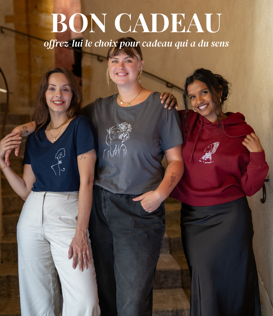 On voit 3 mannequins qui portent du Leonor Roveri. La première a un tee-shirt Klimt col V bleu. La deuxième a un tee-shirt unica gris. Et la dernière porte un hoodie benten bordeaux.
