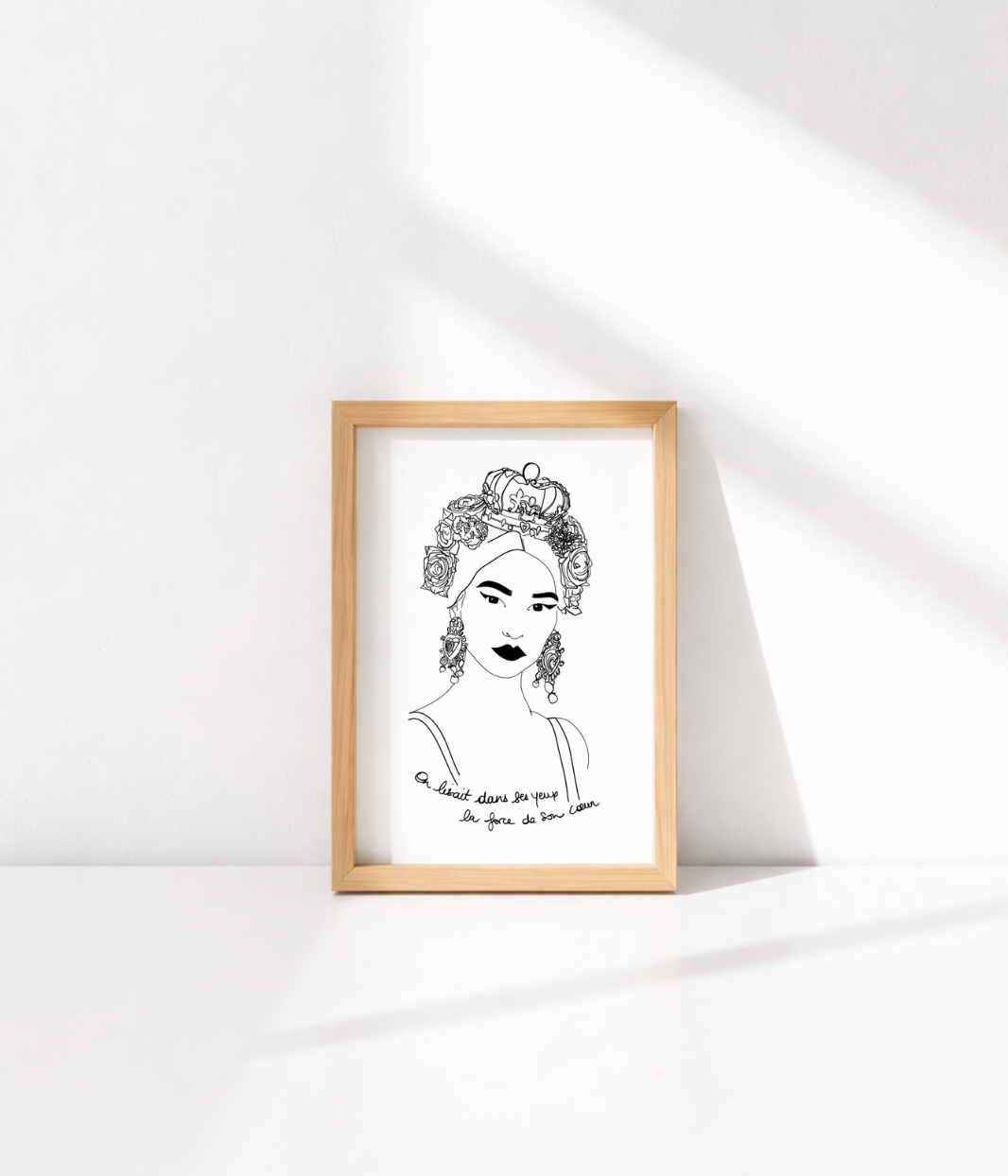 La carte postale Esperanza met en lumière le pouvoir féminin, la douceur intérieure et la confiance en soi. Elle accompagne les femmes dans leur cheminement personnel, en les encourageant à croire en elles et à valoriser leur force intérieure.
Créée par Léonor Roversi, marque engagée et éco-responsable, cette illustration féminine s’inscrit dans une démarche artistique porteuse de sens.
