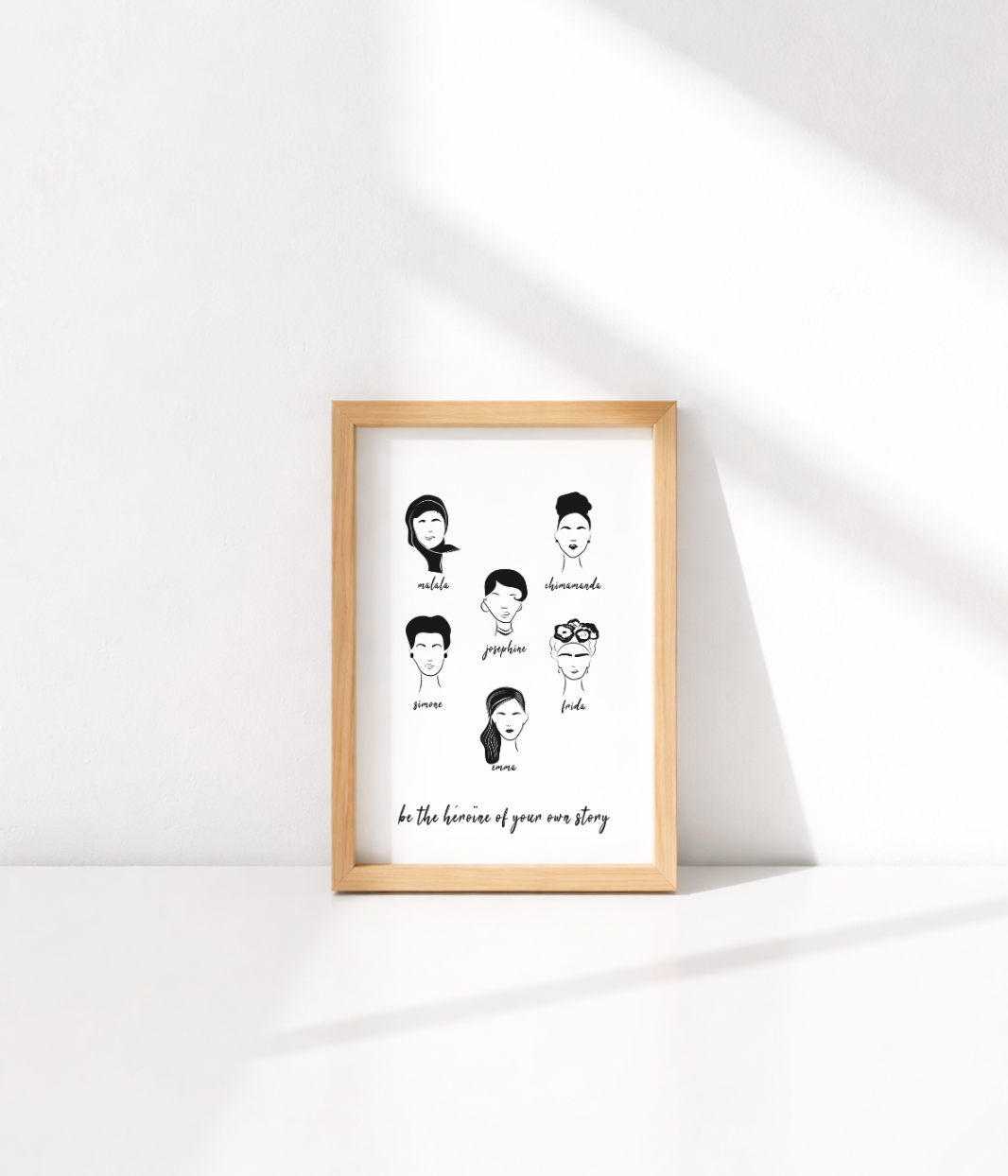 Ce visuel s’inspire de six femmes emblématiques qui ont marqué l’Histoire. À travers elles, cette illustration transmet un message de force, de courage et d’inspiration pour accompagner les femmes au quotidien.
Créée par Leonor Roversi, marque engagée et éco-responsable, cette œuvre rend hommage au pouvoir féminin et à la transmission de modèles forts et inspirants.