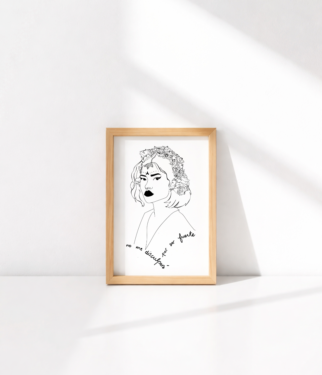 carte postal Lupita incarne la force féminine intérieure et la liberté d’être soi. À travers une illustration minimaliste en noir et blanc, elle nous invite à s’affranchir des normes et des injonctions sociales pour assumer pleinement ses choix, sans culpabilité. Une création engagée, à la fois sobre et puissante, qui célèbre l’émancipation et l’affirmation de soi.
Imprimée en format A6  sur un papier premium mat 225 g, l’affiche Lupita offre un rendu élégant et intemporel.