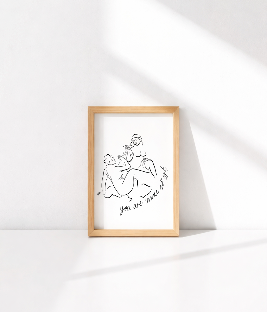 Carte postale Inspirée de l’œuvre du peintre français Auguste Renoir, cette illustration célèbre la beauté de tous les corps. Elle met la femme à l’honneur sous toutes ses formes, en s’affranchissant des standards de beauté imposés par la société.
Créée par Leonor Roversi, marque engagée et éco-responsable, cette œuvre transmet un message fort d’acceptation, de bienveillance et de liberté.