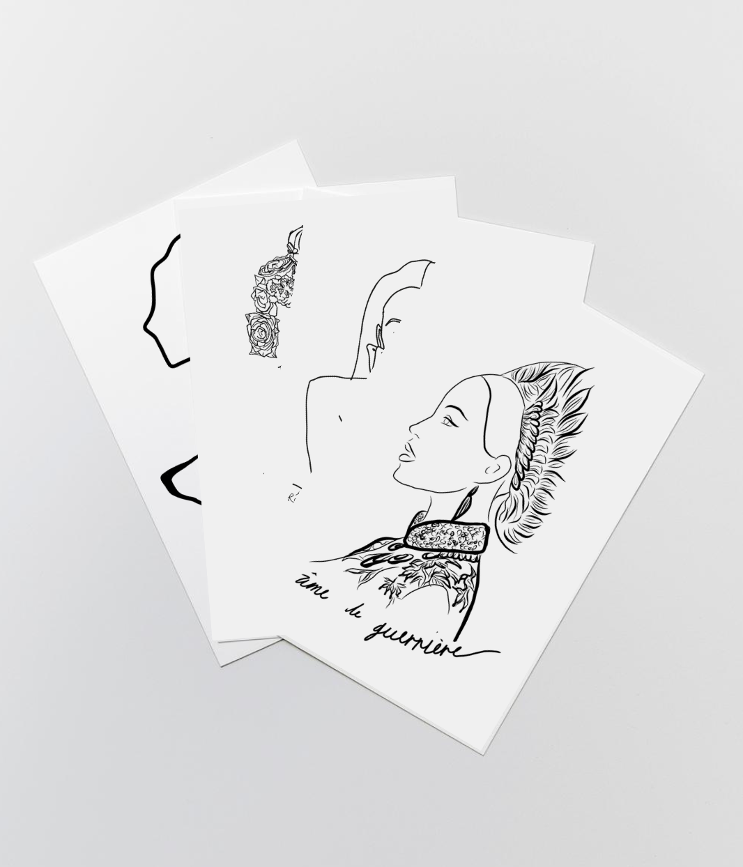 Pack de qu'âtres cartes postales illustrées  représentant des figures féminines puissantes et inspirantes, avec les designs “Âme de guerrière”, “Frida” et “Battante”, posées sur une surface en fibres naturelles accompagnées d'une enveloppe en papier kraft. Modèle Benten, Esperanza et Klimt, conçu et imprimé à Lyon par la marque éthique Leonor Roversi.