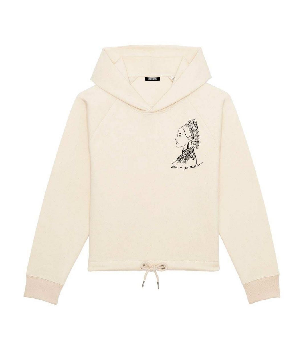 Mock-up d'un hoodie à cordons ample en coton bio écru. Le vêtement présente un imprimé noir représentant une guerrière et une divinité japonaise, accompagnée de l’inscription « âme d'une guerrière ». Modèle Benten, conçu et imprimé à Lyon par la marque éthique Leonor Roversi.