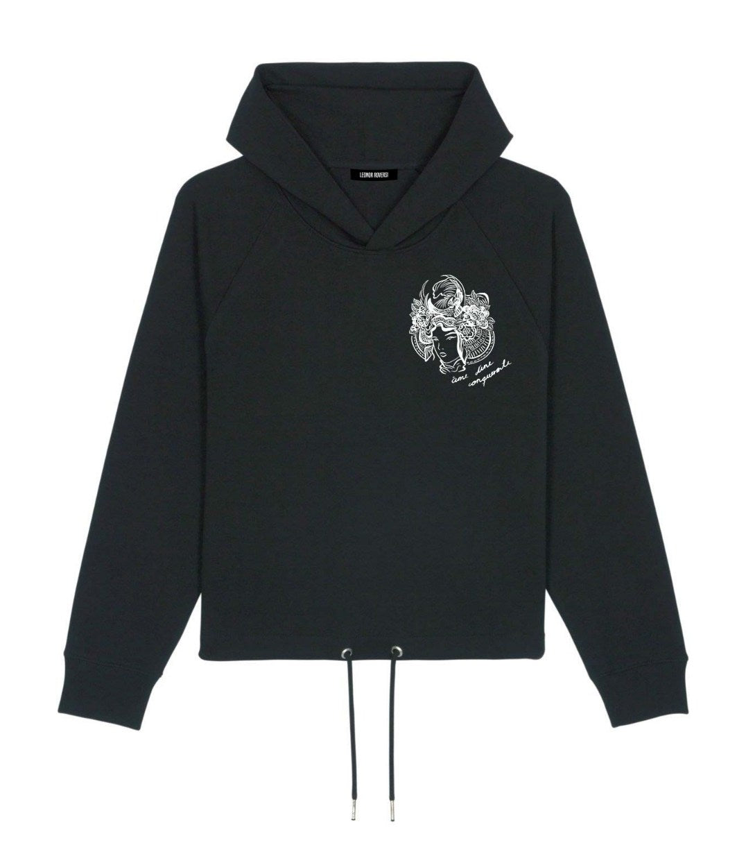 Mock-up d'un hoodie à cordons pour femme en coton bio noir. Il présente un imprimé blanc représentant une figure de samouraï couronnée de fleurs, accompagné de l’inscription « âme d’une conquérante ». Modèle Gozen, conçu et imprimé à Lyon par la marque éthique Leonor Roversi.