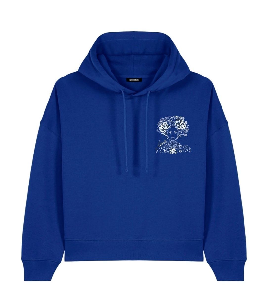 Mock-up d'un hoodie pour femme bleu électrique en coton biologique, imprimé blanc d'une femme forte avec des fleurs dans les cheveux représentant la première reine nigériane accompagnée de l'inscription  "Valiente" sur le côté. Modèle Valiente, conçu et imprimé à Lyon par la marque éthique Leonor Roversi.