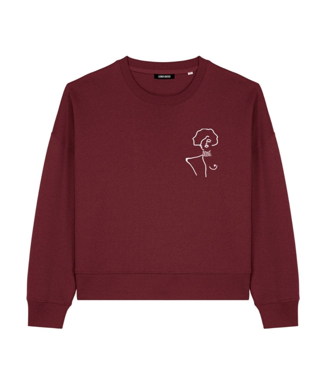 Mock-up d'un sweat ample pour femme en coton bio bordeaux, imprimé blanc d'une femme forte avec l'inscription "battante". Modèle Klimt, conçu et imprimé à Lyon par la marque éthique Leonor Roversi.