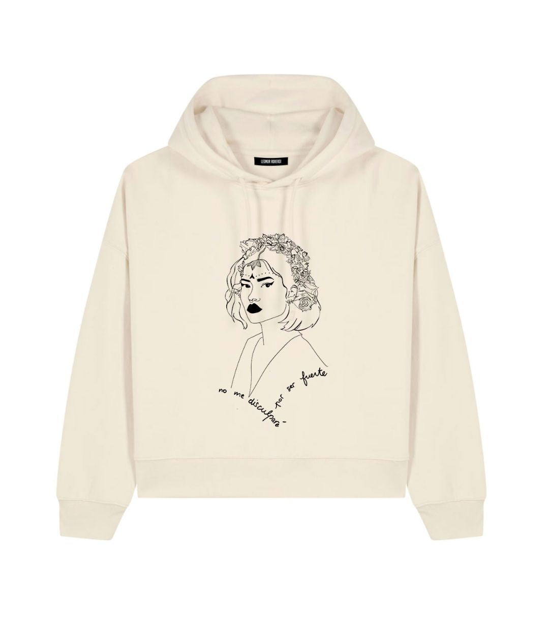 Mock-up d'un hoodie femme en coton bio écru avec un imprimé noir à l'avant représentant une femme forte inspirée d’une reine d’Amérique latine, accompagné de l’inscription “No me disculparé por ser fuerte”. Modèle Lupita, conçu et imprimé à Lyon par la marque éthique Leonor Roversi.