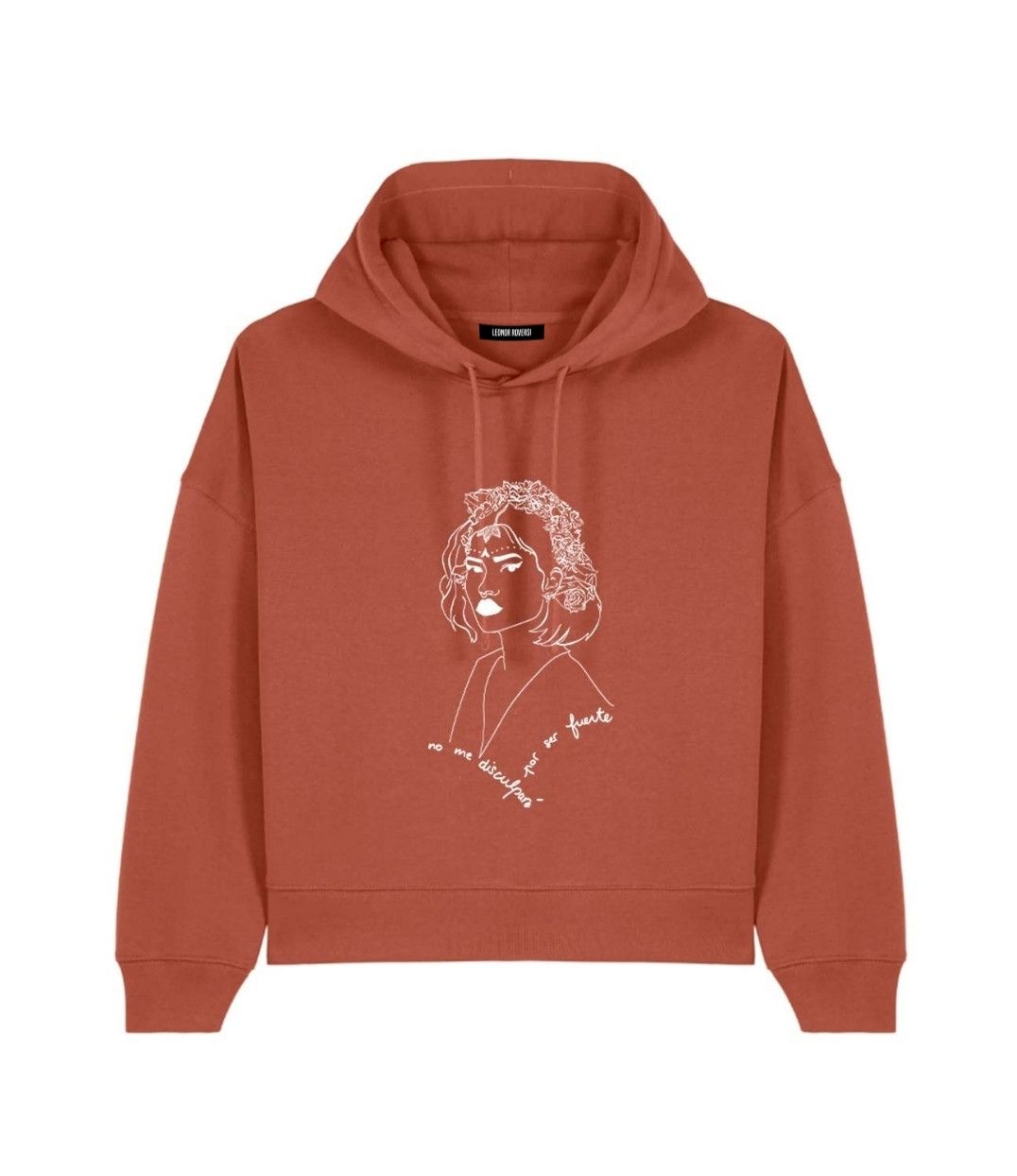 Mock-up d'un hoodie femme en coton bio terracotta avec un imprimé blanc à l'avant représentant une femme forte inspirée d’une reine d’Amérique latine, accompagné de l’inscription “No me disculparé por ser fuerte”. Modèle Lupita, conçu et imprimé à Lyon par la marque éthique Leonor Roversi.
