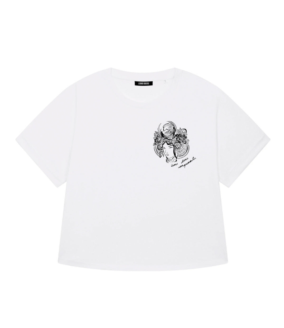 Mock-up d'un t-shirt ample pour femme en coton bio blanc. Il présente un imprimé noir représentant une figure de samouraï couronnée de fleurs, accompagné de l’inscription « âme d’une conquérante ». Modèle Gozen, conçu et imprimé à Lyon par la marque éthique Leonor Roversi.