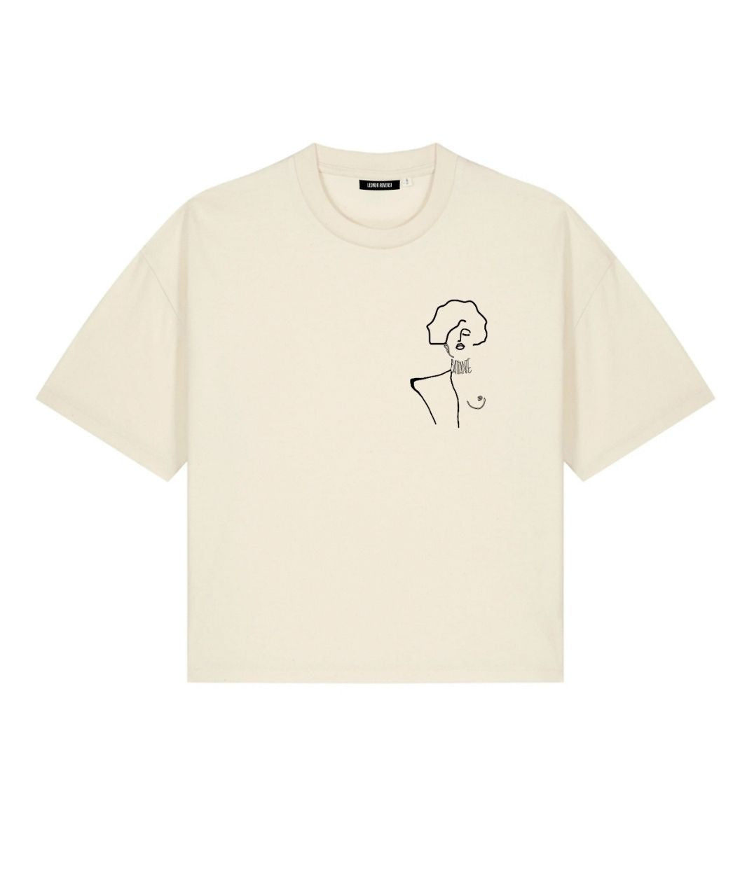 Mock-up d'un t-shirt ample pour femme en coton bio écru, imprimé noir d'une femme forte avec l'inscription "battante". Modèle Klimt, conçu et imprimé à Lyon par la marque éthique Leonor Roversi.