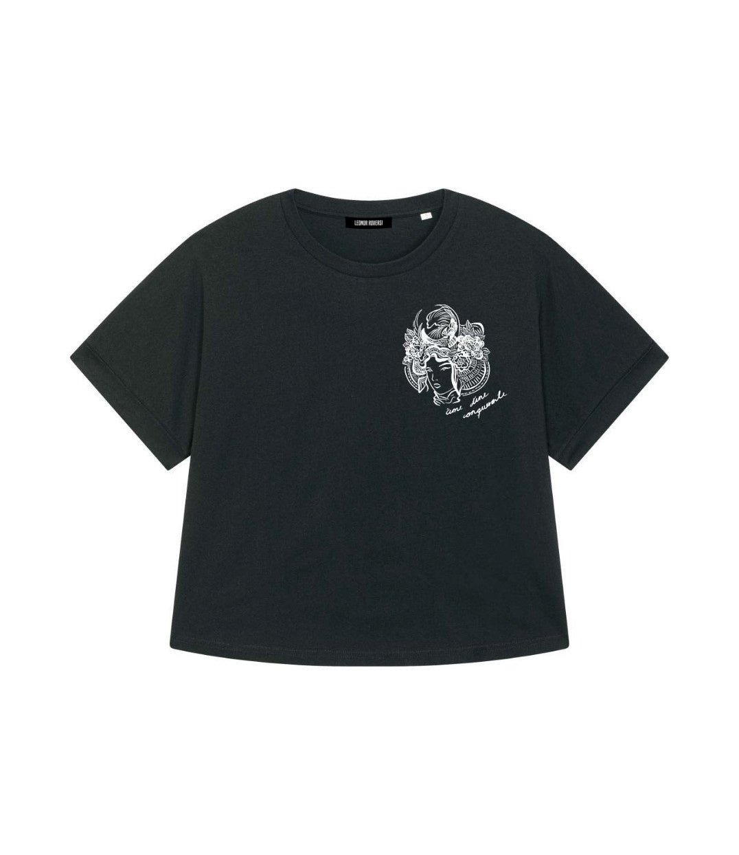 Mock-up d'un t-shirt ample pour femme en coton bio noir. Il présente un imprimé blanc représentant une figure de samouraï couronnée de fleurs, accompagné de l’inscription « âme d’une conquérante ». Modèle Gozen, conçu et imprimé à Lyon par la marque éthique Leonor Roversi.