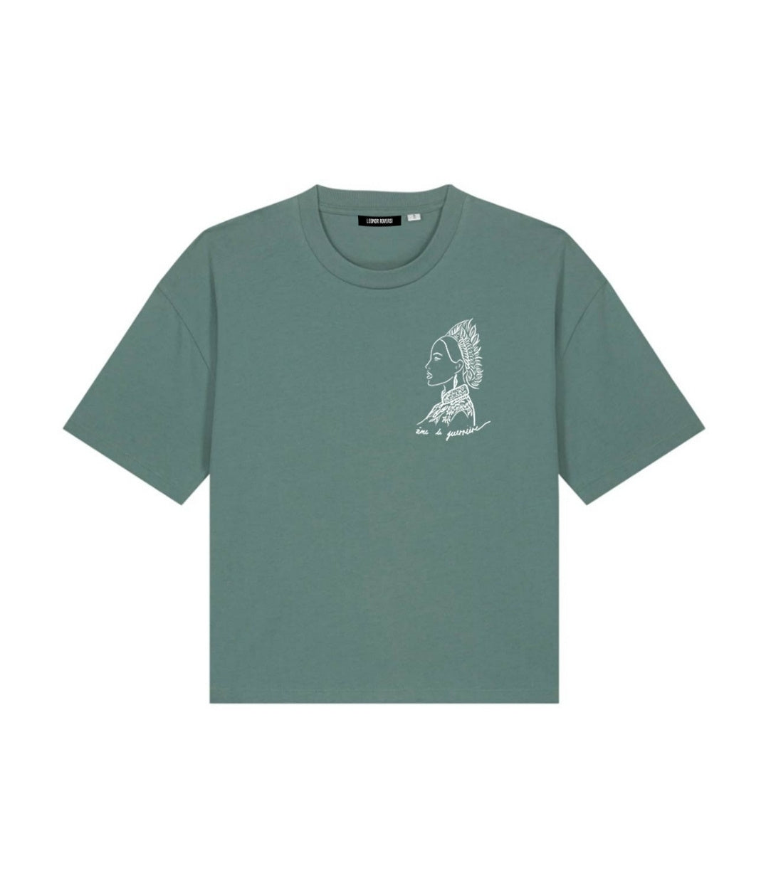 Mock-up d'un t-shirt ample en coton bio vert aloe. Le vêtement présente un imprimé blanc représentant une guerrière et une divinité japonaise, accompagnée de l’inscription « âme d'une guerrière ». Modèle Benten, conçu et imprimé à Lyon par la marque éthique Leonor Roversi.