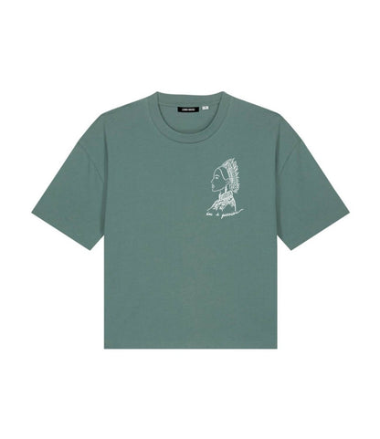 Mock-up d'un t-shirt ample en coton bio vert aloe. Le vêtement présente un imprimé blanc représentant une guerrière et une divinité japonaise, accompagnée de l’inscription « âme d'une guerrière ». Modèle Benten, conçu et imprimé à Lyon par la marque éthique Leonor Roversi.