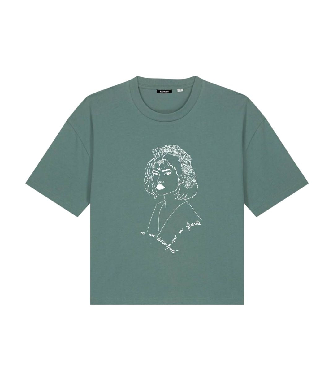 Mock-up d'un t-shirt femme en coton bio vert aloe avec un imprimé blanc représentant une femme forte inspirée d’une reine d’Amérique latine, accompagné de l’inscription “No me disculparé por ser fuerte”. Modèle Lupita, conçu et imprimé à Lyon par la marque éthique Leonor Roversi.