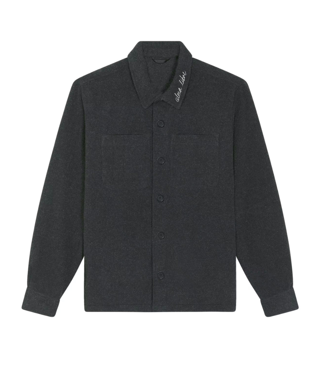 Veste ALMA LIBRE Leonor Roverssi en polyester recyclé certifié GOTS et FairWear, coupe droite gris foncé, portée par une femme confiante. Vêtement éthique brodé à Lyon, inspiré de la liberté intérieure et de la résilience féminine.