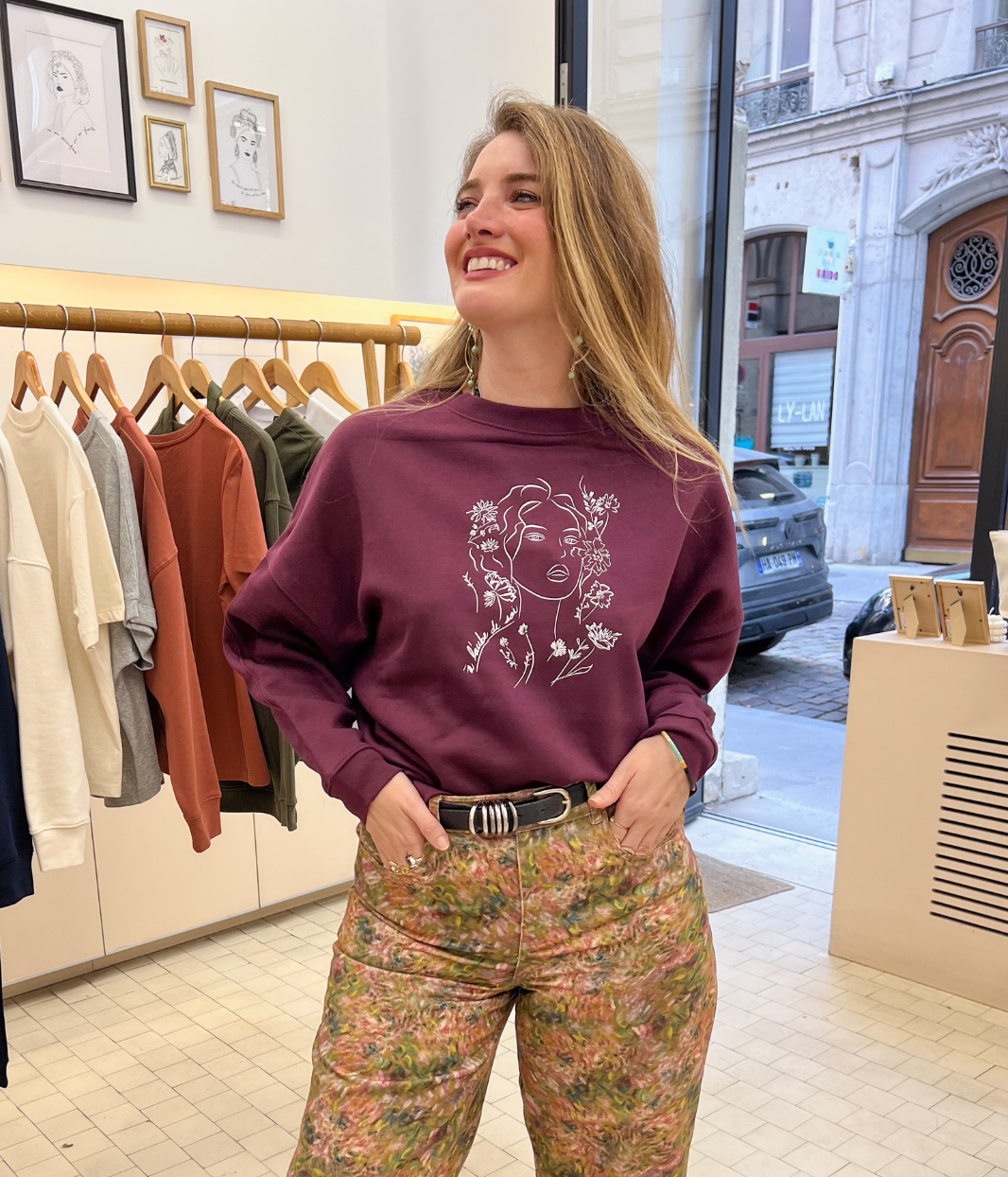 Pull Aurora prune LEONOR ROVERSI porté, un sweat doux et confortable en coton bio et Tencel, à la teinte prune élégante.
