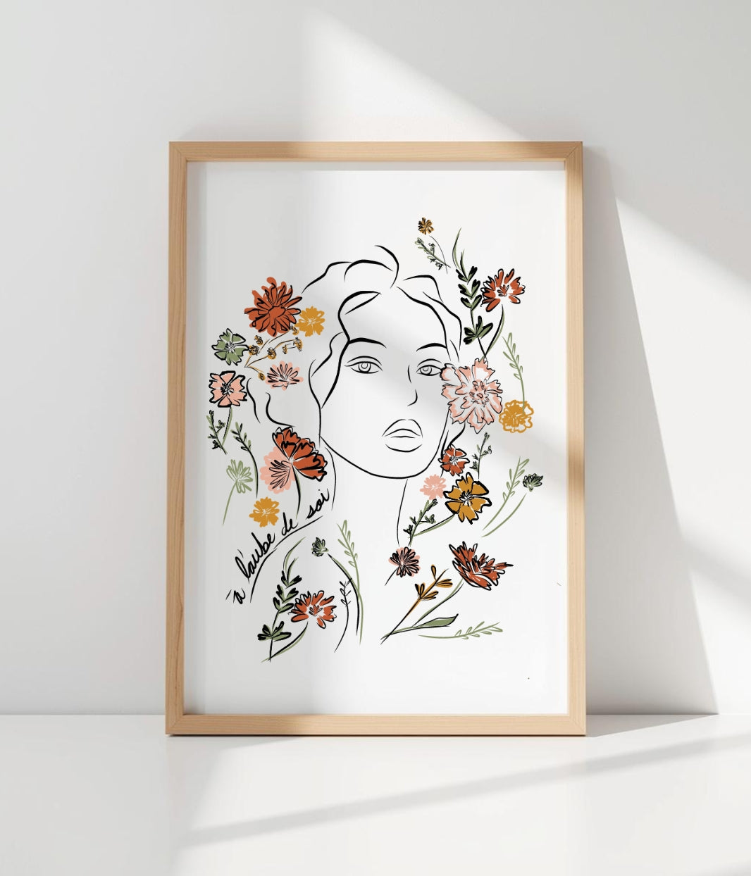 Affiche Aurora représentant un portrait féminin entouré de fleurs, inspirée de la déesse grecque de l’aube, symbole de renouveau et de nouveaux départs, imprimée à Lyon sur papier premium mat, format A4.