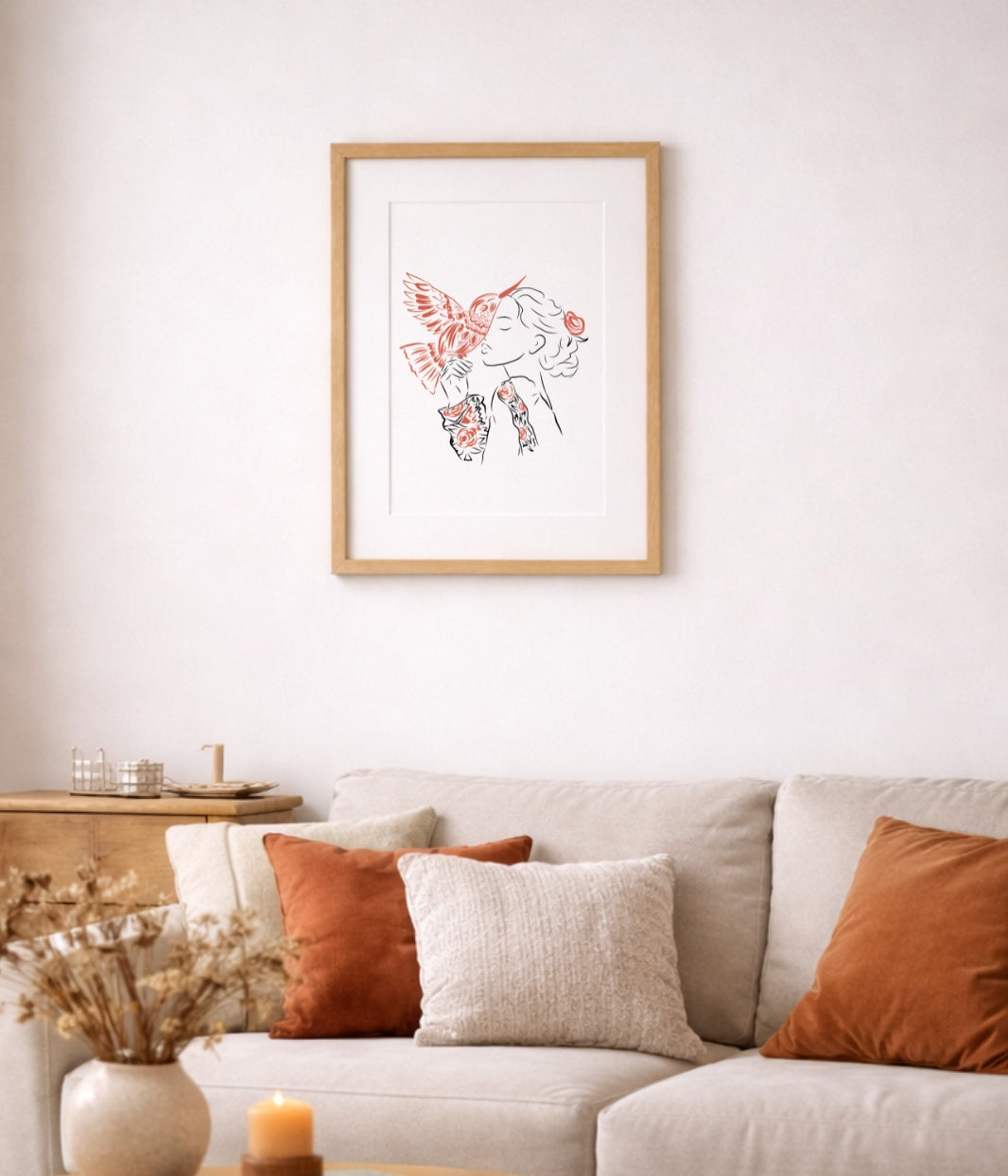 On voit ici une affiche de la marque Leonor Roversi, mise en situation dans un intérieur chaleureux. Cette scène illustre l’univers de la marque, engagée et éco-responsable, et montre comment ses créations s’intègrent naturellement dans un décor du quotidien.